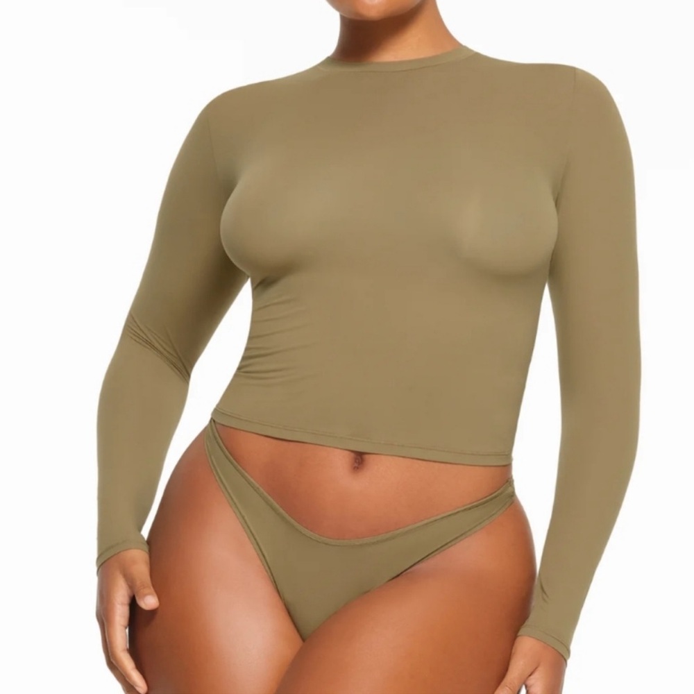 LIKE NEW! Sold out SKIMS' 'Fits Everybody' Long Sleeve T-shirt in Khaki